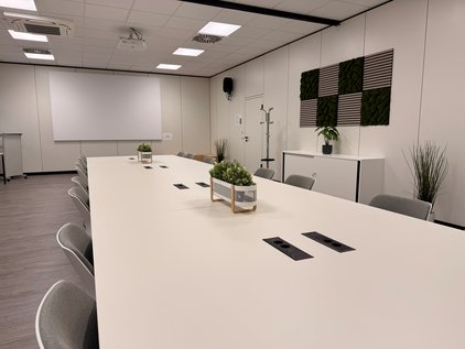 Konferenztisch mit Steckdosen